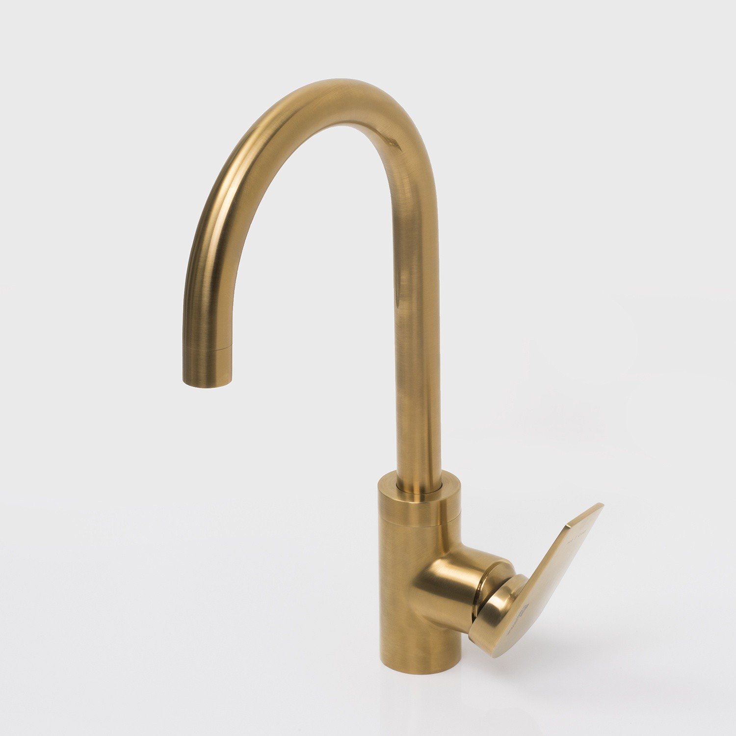 Kohler boldlook китайская реплика смеситель золотой. Смеситель для кухни shouder pull out alster 0290507. Смеситель для кухни золото. Смеситель royal. Смеситель для кухни золото.