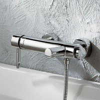 GROHE Essence 33628000 Смеситель для ванны в комплекте с душевым набором (ручной душ, точечное настенное крепление для душа, душевой шланг).